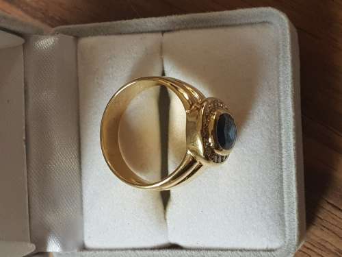 Genuine Natural Saphire and natural Diamond 18ct gold ring of approx 2.8 carat