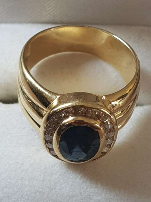 Genuine Natural Saphire and natural Diamond 18ct gold ring of approx 2.8 carat