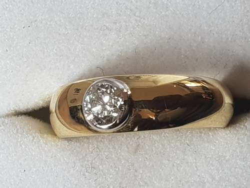 18ct yelllow & white gold ring with genuine .39 carat natural diamond