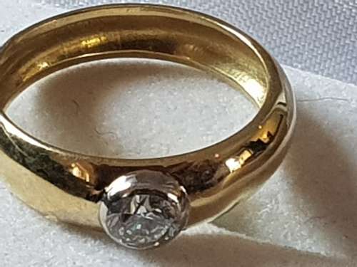 18ct yelllow & white gold ring with genuine .39 carat natural diamond