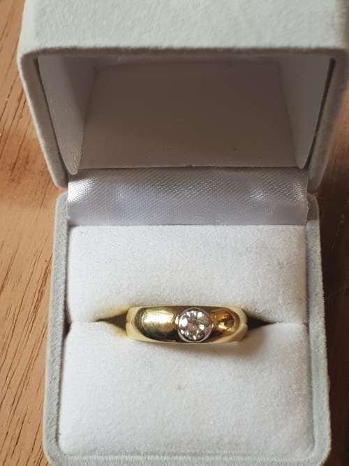 18ct yelllow & white gold ring with genuine .39 carat natural diamond