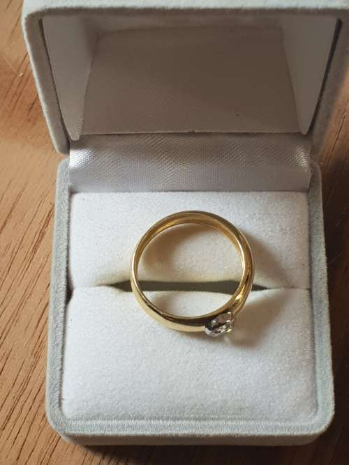 18ct yelllow & white gold ring with genuine .39 carat natural diamond