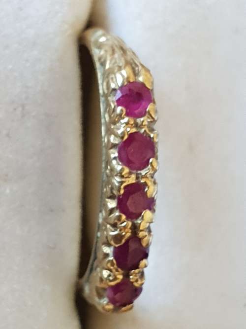 Stunning vintage ruby and 9ct yellow gold ring