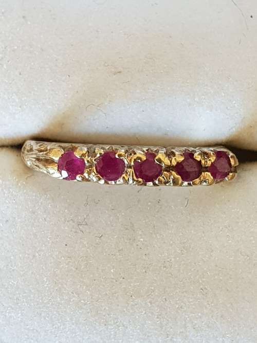 Stunning vintage ruby and 9ct yellow gold ring
