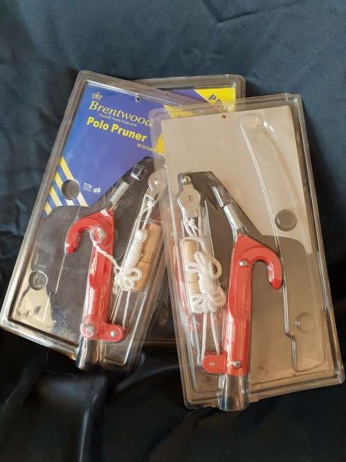 Pole shrub pruning tool with rope