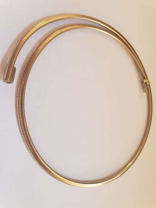 Stunning flat style 9ct gold necklace