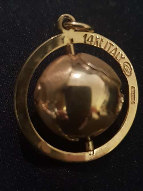 14ct solid gold world globe pendant stamped `14ct Italy Aurafin 5`