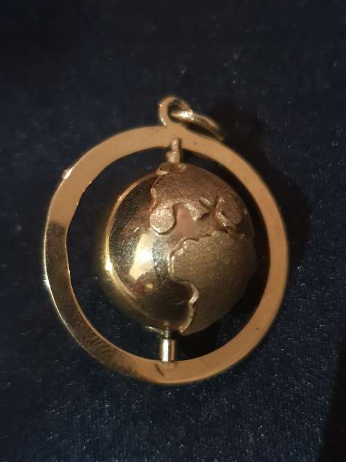 14ct solid gold world globe pendant stamped `14ct Italy Aurafin 5`