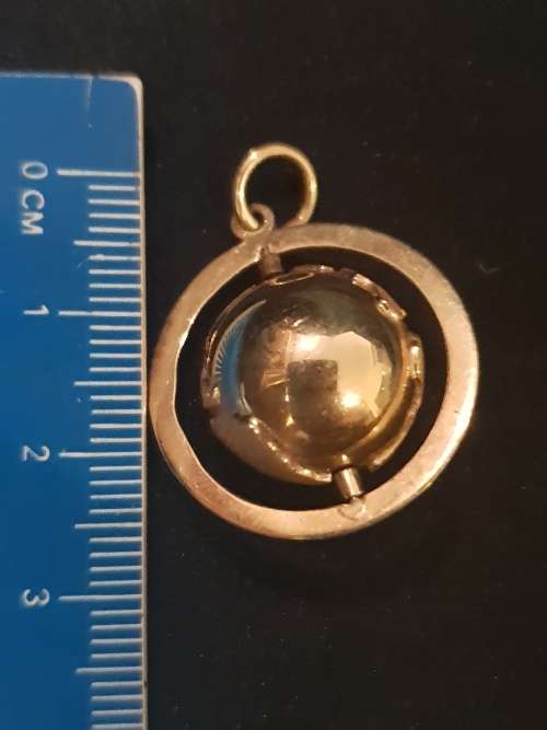 14ct solid gold world globe pendant stamped `14ct Italy Aurafin 5`