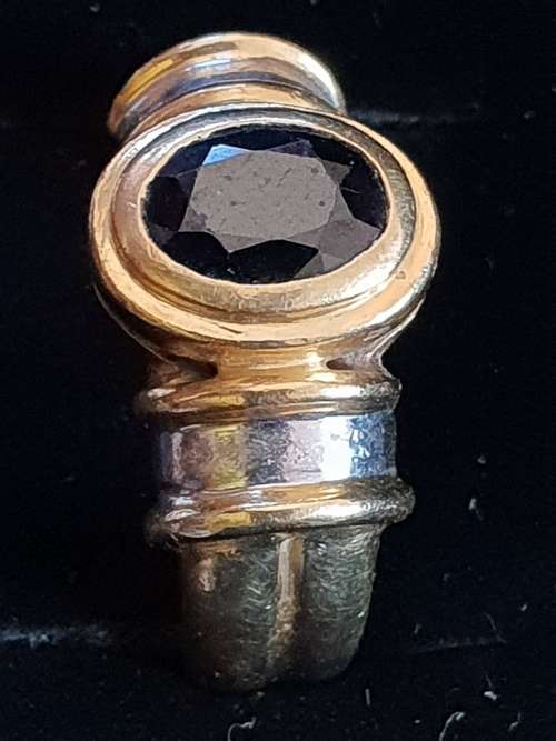 18ct yellow and white gold ring with approx 1.5 carat natural oval shaped Sapphire