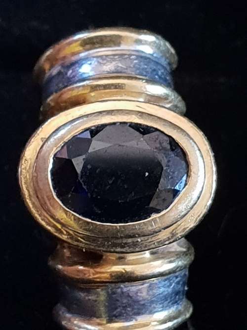 18ct yellow and white gold ring with approx 1.5 carat natural oval shaped Sapphire