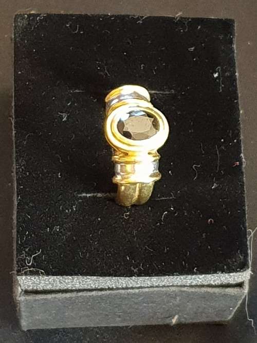 18ct yellow and white gold ring with approx 1.5 carat natural oval shaped Sapphire