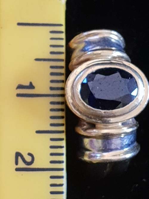18ct yellow and white gold ring with approx 1.5 carat natural oval shaped Sapphire
