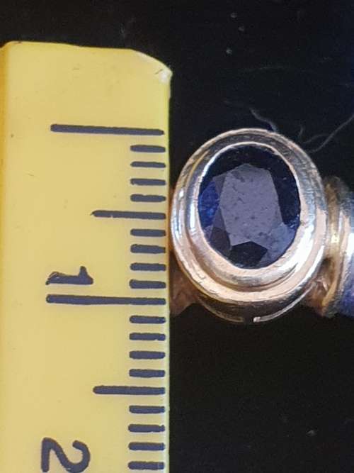 18ct yellow and white gold ring with approx 1.5 carat natural oval shaped Sapphire
