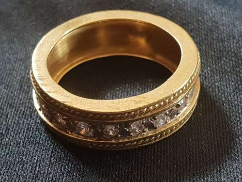 18ct Yellow gold thick and heavy ring with diamonds