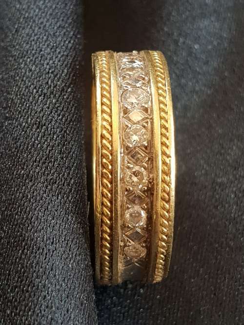 18ct Yellow gold thick and heavy ring with diamonds