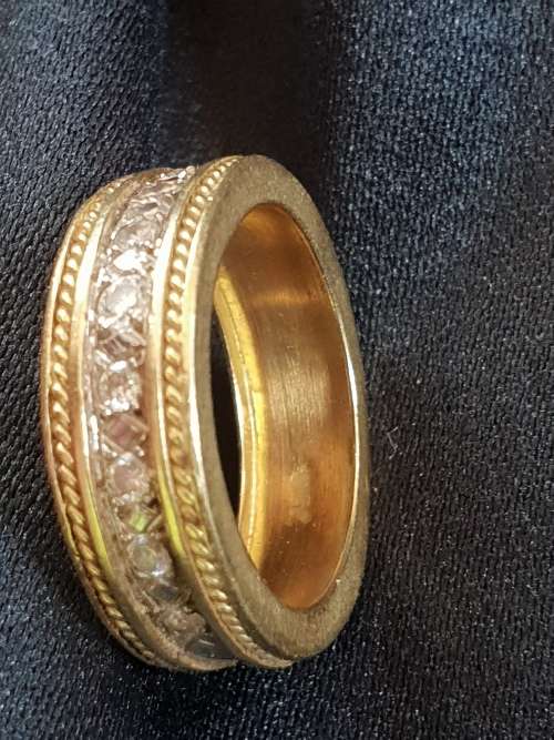 18ct Yellow gold thick and heavy ring with diamonds