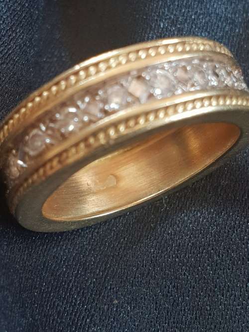 18ct Yellow gold thick and heavy ring with diamonds
