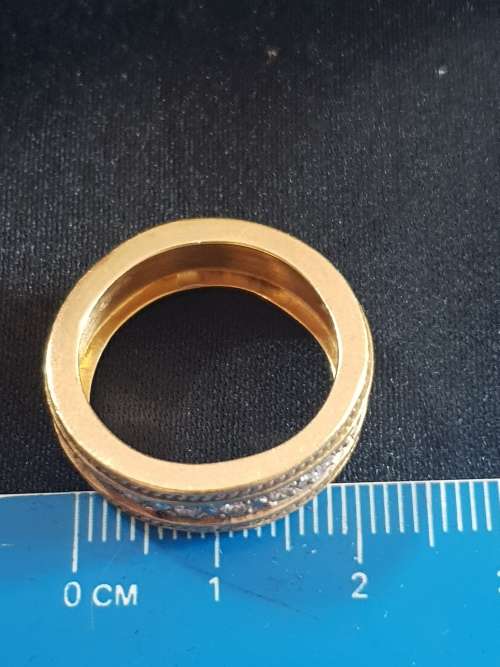 18ct Yellow gold thick and heavy ring with diamonds