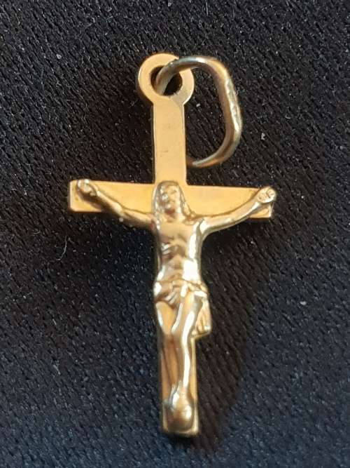 9ct yellow gold crucifix