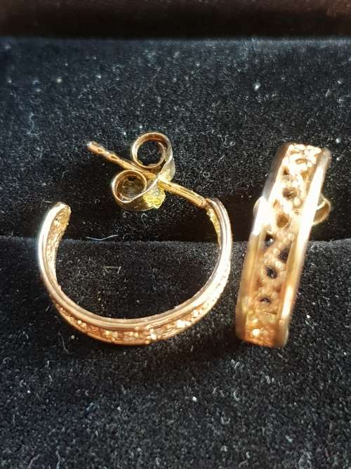 9ct gold Earrings half hoop with pattern
