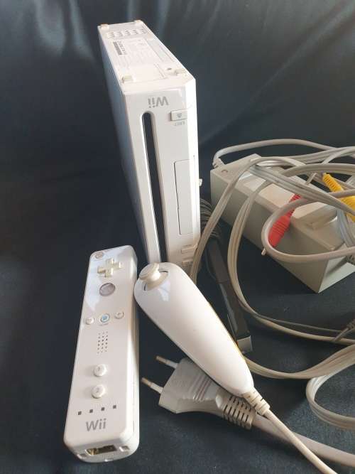 Nintendo Wii Console - Controller, Nunchuck, PSU, Sensor, Cables, Silicone Controller Sleve-White