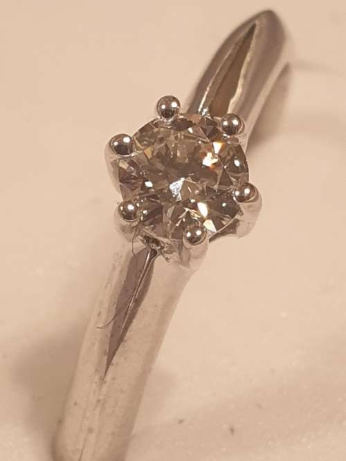 18ct white gold and geniune 0.25 carat solitaire diamond engagement ring