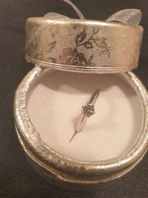 18ct white gold and geniune 0.25 carat solitaire diamond engagement ring