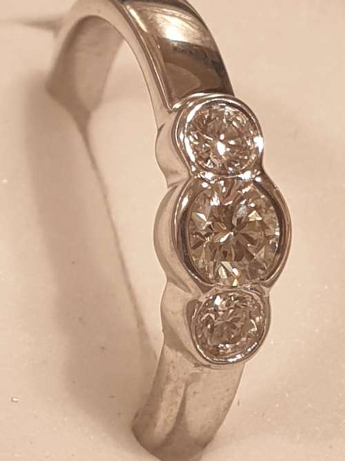 18ct white gold and 3x genuine diamond ring
