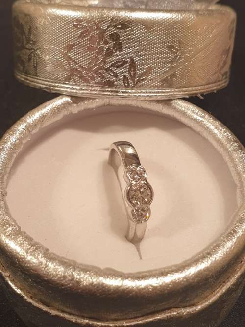 18ct white gold and 3x genuine diamond ring