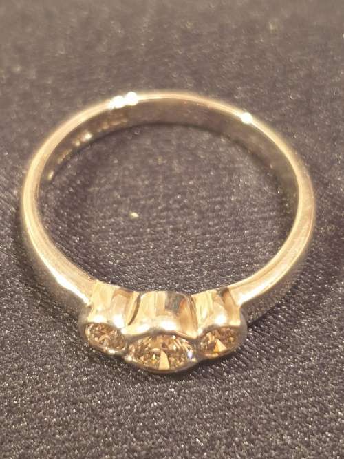 18ct white gold and 3x genuine diamond ring
