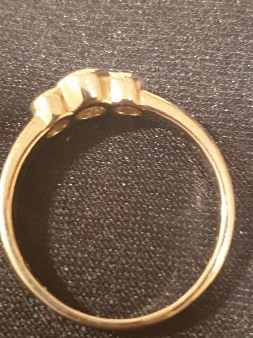 18ct white gold and 3x genuine diamond ring