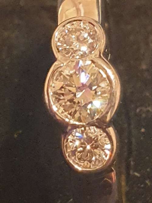 18ct white gold and 3x genuine diamond ring