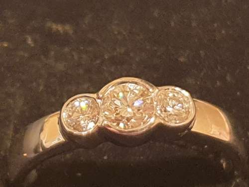 18ct white gold and 3x genuine diamond ring