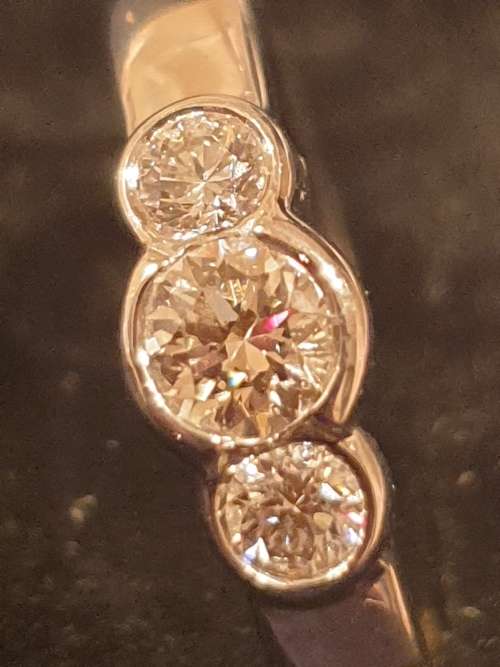 18ct white gold and 3x genuine diamond ring