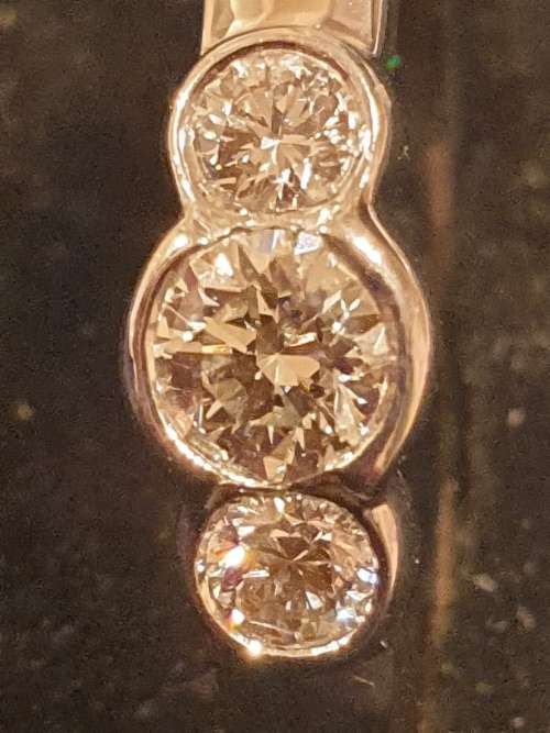 18ct white gold and 3x genuine diamond ring