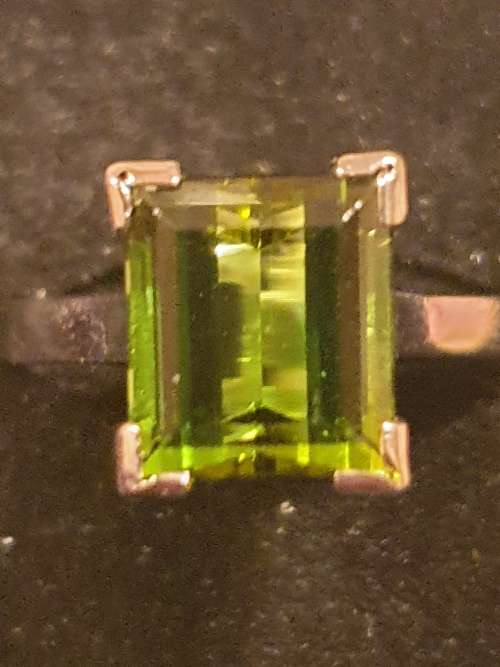 *Stunning!!* 18ct gold and approx 2.40 carat Tourmaline ring