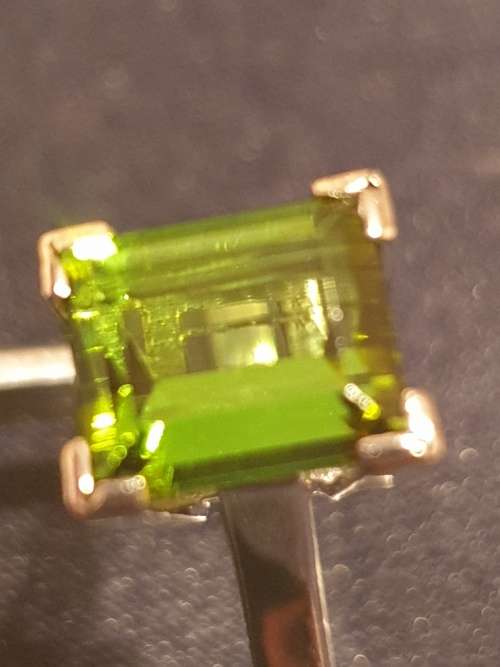 *Stunning!!* 18ct gold and approx 2.40 carat Tourmaline ring