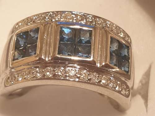 18ct Princess cut Sapphire`s and Diamond Ring of approx 0.98 carats