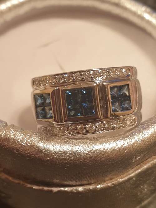 18ct Princess cut Sapphire`s and Diamond Ring of approx 0.98 carats