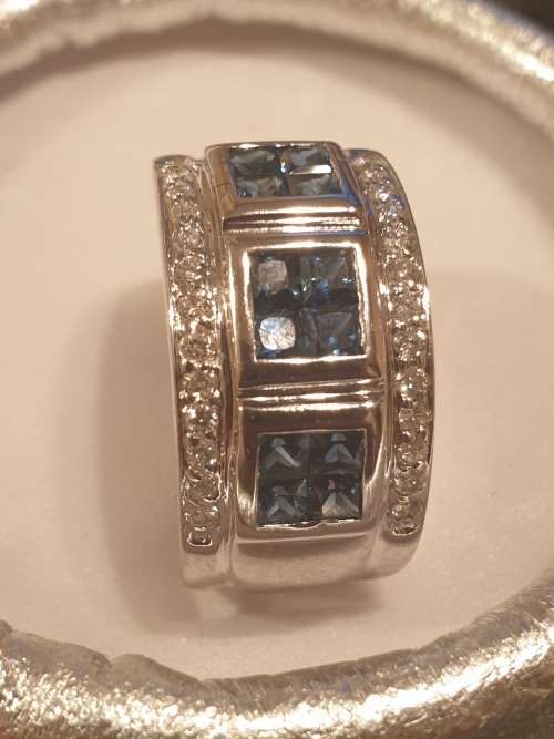 18ct Princess cut Sapphire`s and Diamond Ring of approx 0.98 carats
