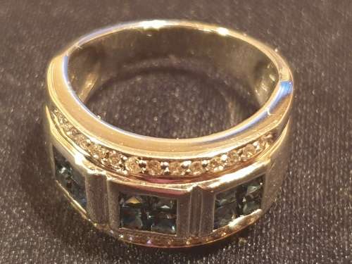 18ct Princess cut Sapphire`s and Diamond Ring of approx 0.98 carats
