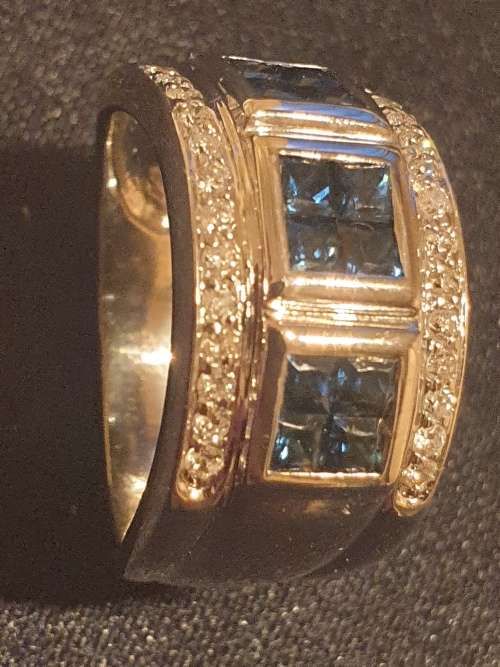 18ct Princess cut Sapphire`s and Diamond Ring of approx 0.98 carats