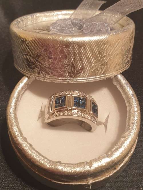 18ct Princess cut Sapphire`s and Diamond Ring of approx 0.98 carats