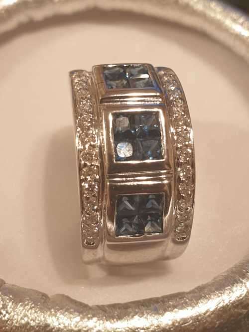 18ct Princess cut Sapphire`s and Diamond Ring of approx 0.98 carats
