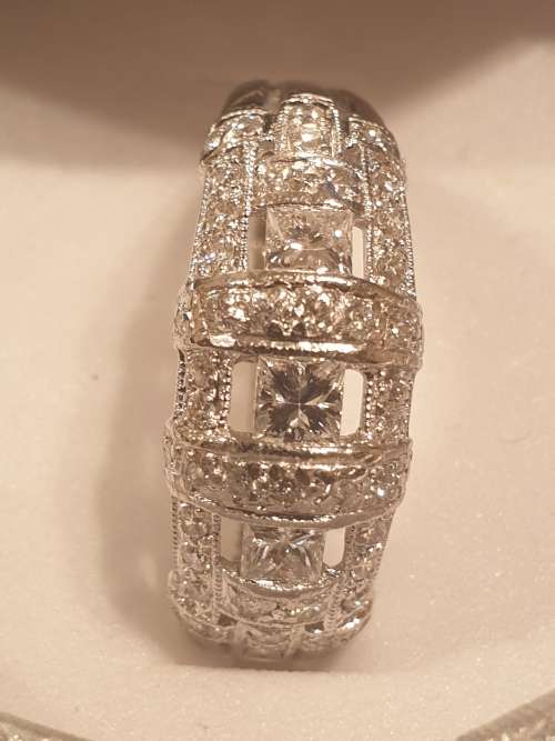 *OOH SO NICE!!* Platinum and Diamond Ring