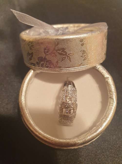 *OOH SO NICE!!* Platinum and Diamond Ring