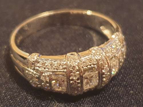 *OOH SO NICE!!* Platinum and Diamond Ring