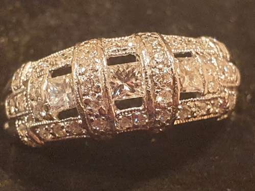 *OOH SO NICE!!* Platinum and Diamond Ring