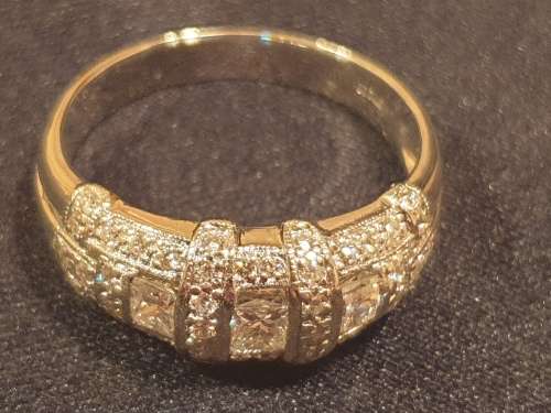 *OOH SO NICE!!* Platinum and Diamond Ring